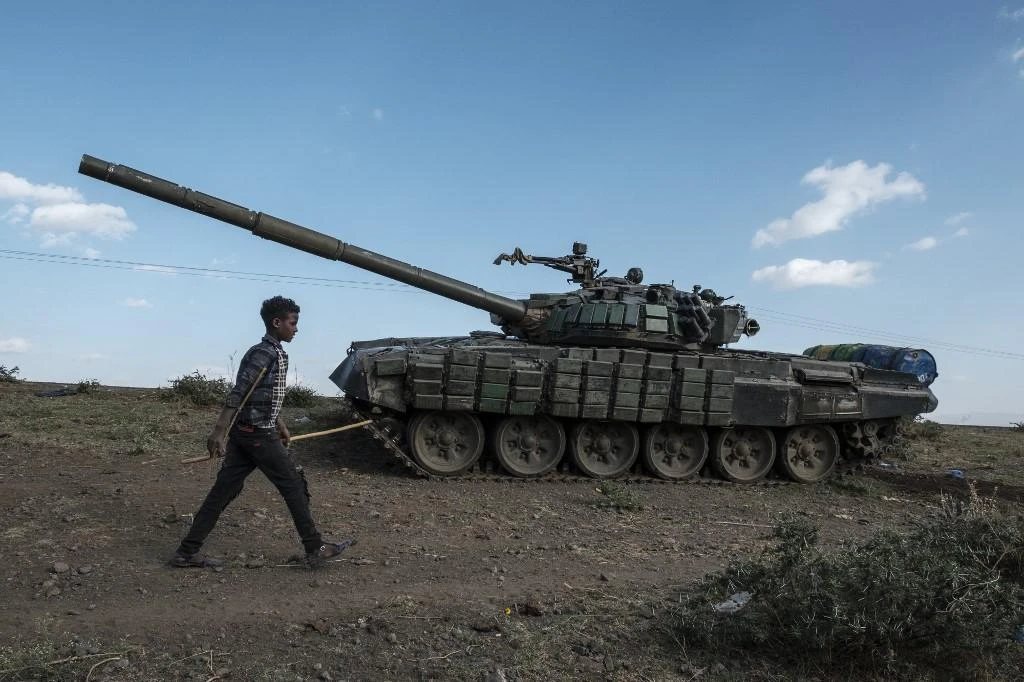 Above, an abandoned tank belonging to Tigrayan forces south of the town of Mehoni, Ethiopia in this Dec. 11, 2020 photo. (AFP)