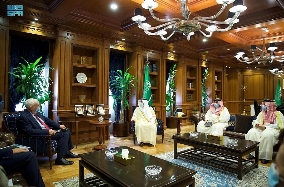 Saudi Minister of State for Foreign Affairs Adel Al-Jubeir receives the special envoy of the British prime minister for the Arabian Gulf region, Edward Lister. (SPA)