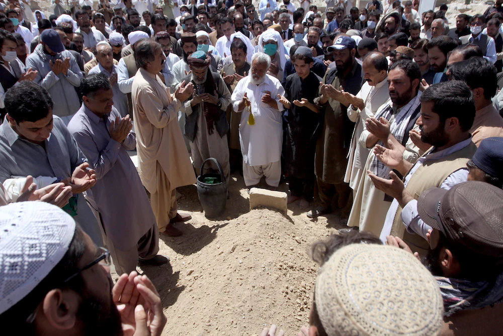 Suicide bomb kills five at Pakistan hotel hosting Chinese ambassador