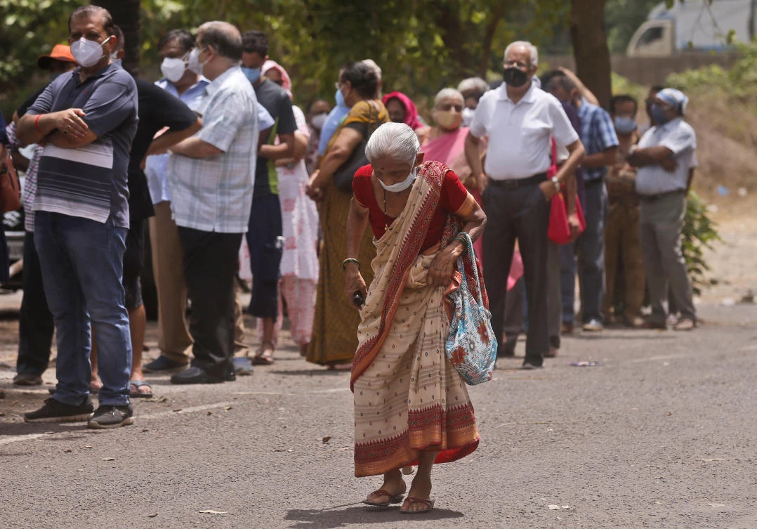 Indian hospitals plead for oxygen, country sets virus record