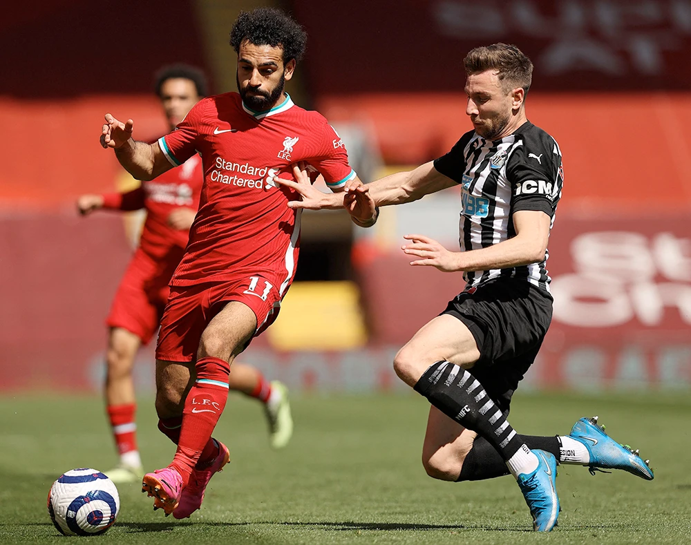 Liverpool’s midfielder Mohamed Salah vies with Newcastle United’s defender Paul Dummett during Saturday’s Premier League match in northwest England. (AFP)