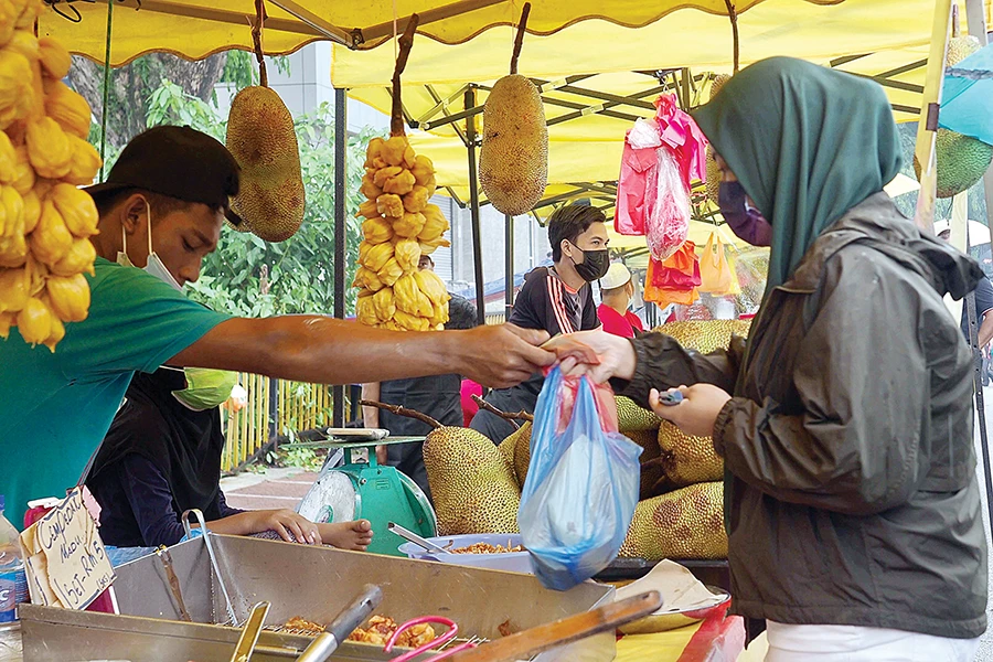 Ramadan bazaars are a staple among Malaysians, with several visiting the highly popular markets after breaking their fasts at sunset. (AN photo by Hadi Azmi)