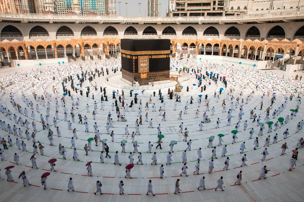 Volunteers have distributed more than 10,000 warm meals to homes across 25 neighborhoods in Makkah city every day. (Shutterstock/File Photo)