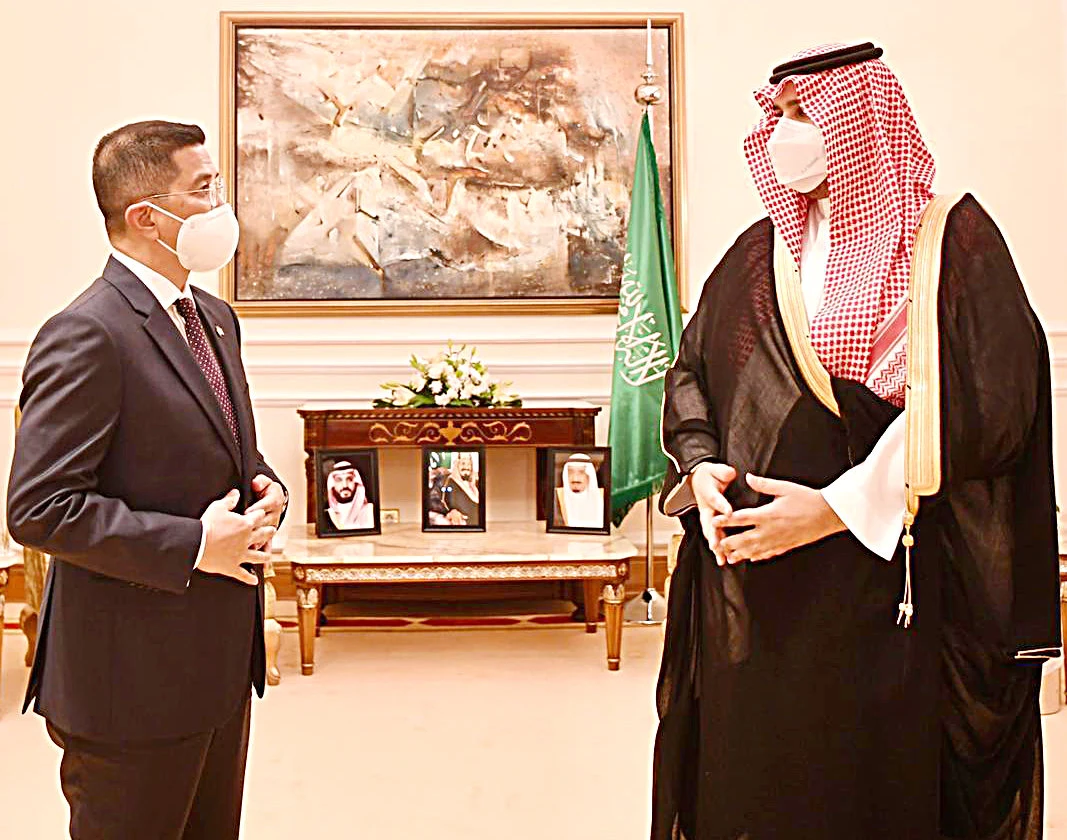 Saudi Minister of State Prince Turki bin Mohammed bin Fahd receives Malaysia's trade minister Mohamed Azmin Ali in Jeddah on Wednesday. (SPA)
