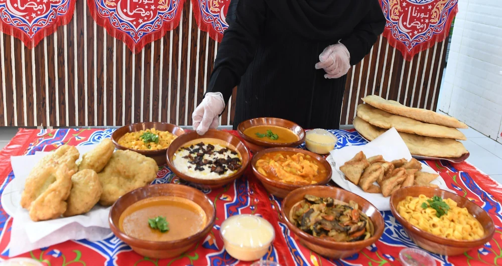 The Ramadan table in Tabuk contains mjallah, maqtouta, mansaf, grain soup, lentil soup, freekeh soup, mutabbaq, feteer, luqaimat, and kunafa. (SPA)