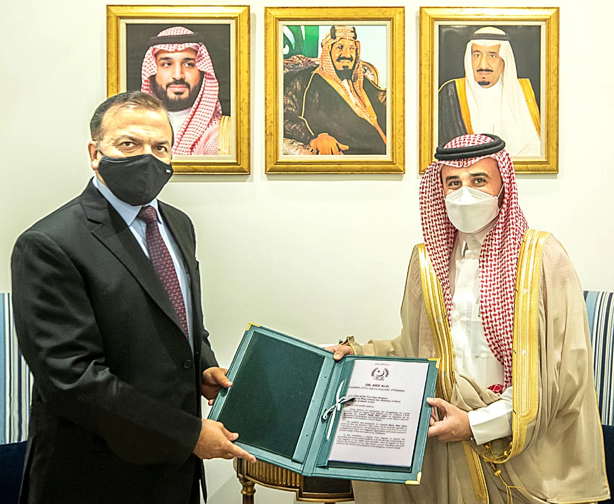 Undersecretary Mashari bin Ali bin Nahit of the Saudi Ministry of Foreign Affairs receives Pakistan's new ambassador Bilal Akbar in Riyadh on Thursday. (SPA)