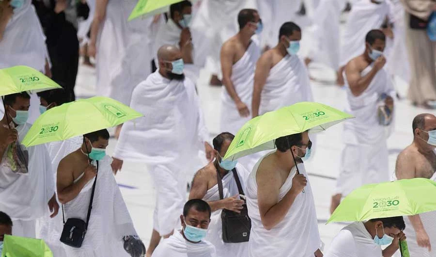 Islamic Ministry distributes 11 thousand umbrellas. (SPA)