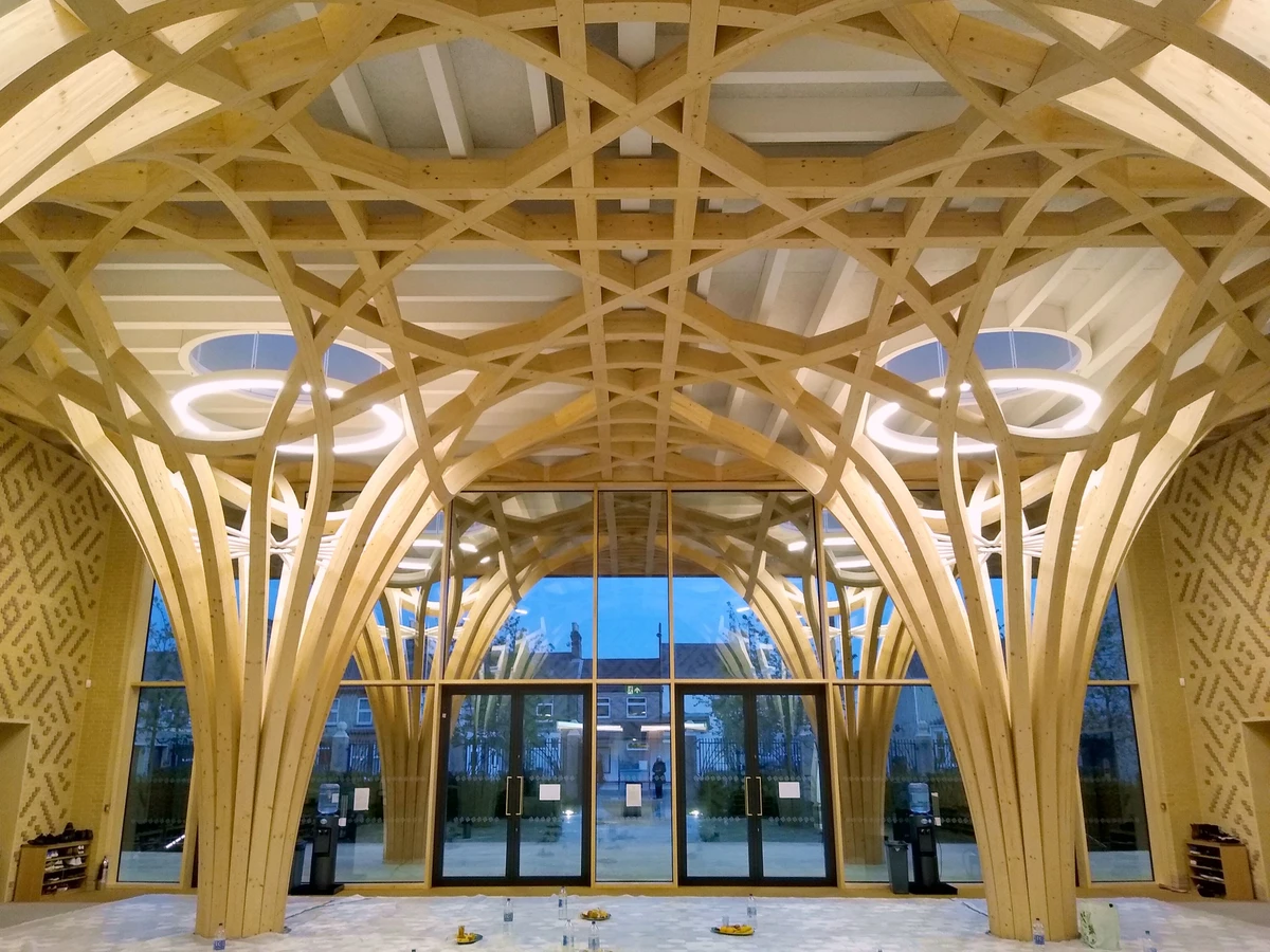 The atrium of Cambridge Central Mosque, May 2019. (Wikimedia Commons)