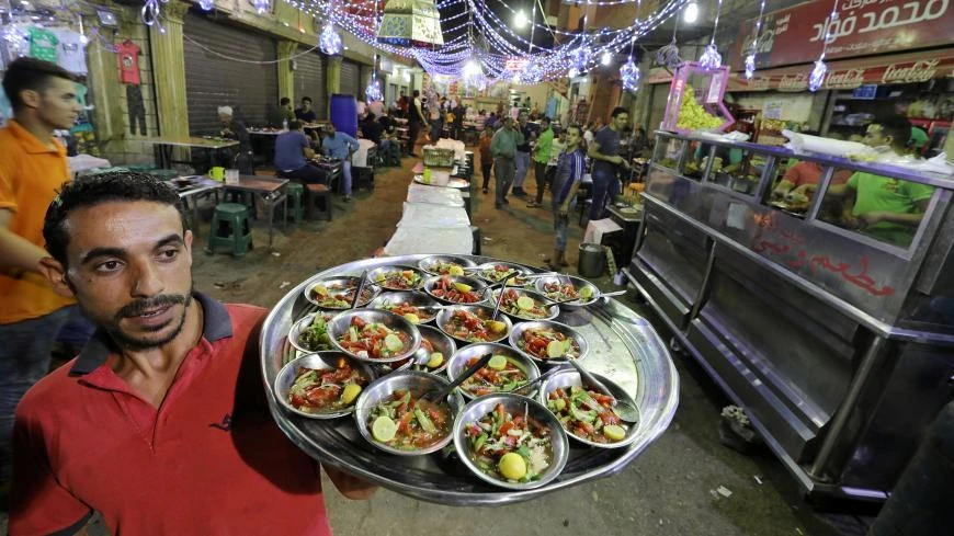 A waiter carries servings of pre-dawn suhoor meals for customers during the Muslim holy month of Ramadan in Cairo, Egypt, May 31, 2018. (Reuters)