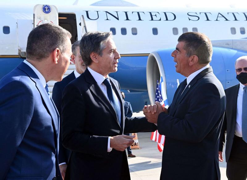 Antony Blinken is welcomed by Israeli FM Gabi Ashkenazi and US Chargé d’Affaires Jonathan Shrier, Ben Gurion Airport, Tel Aviv, May 25, 2021. (AFP)