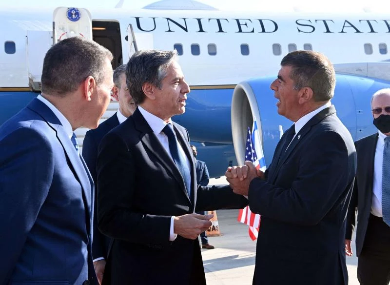 Antony Blinken is welcomed by Israeli FM Gabi Ashkenazi and US Chargé d’Affaires Jonathan Shrier, Ben Gurion Airport, Tel Aviv, May 25, 2021. (AFP)