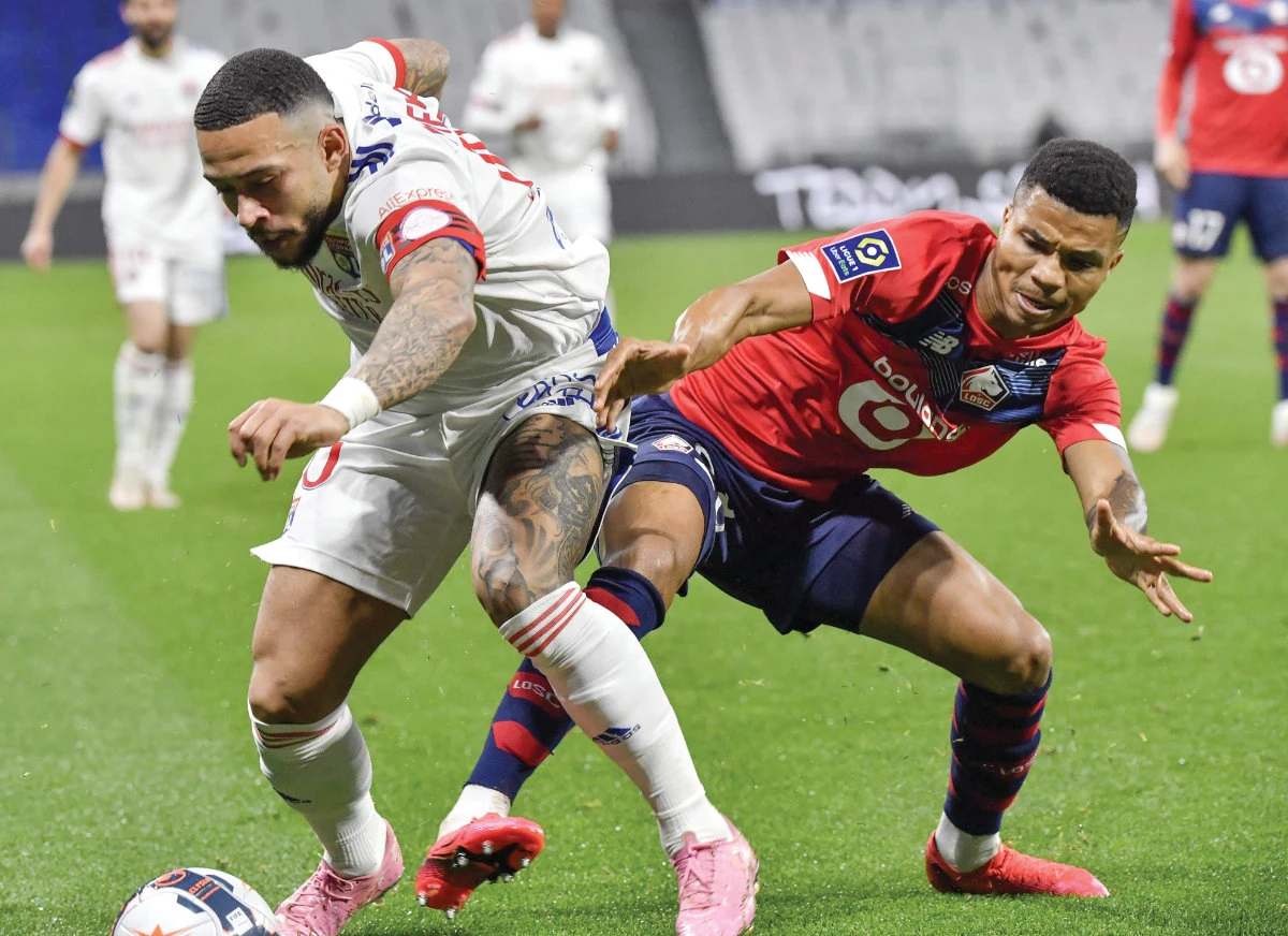 Lyon’s Dutch forward Memphis Depay, left, and Lille’s Mozambican defender Reinildo Mandava during their French Ligue 1 football match on Sunday. (AFP)