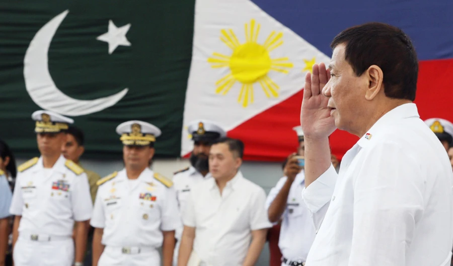 Philippines President Rodrigo Duterte salutes to personnel of the Pakistan Navy after boarding a Pakistan Navy ship docked in Manila on Dec. 14, 2017. (Photo courtesy: Philippine President Office)