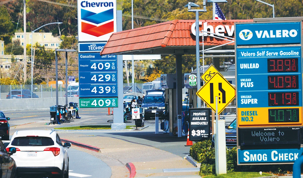 The partial lifting of mobility restrictions, the expectation that tourism will return in the near future, and the lure of the psychologically important $70 mark contributed to the oil price rise. (AFP)