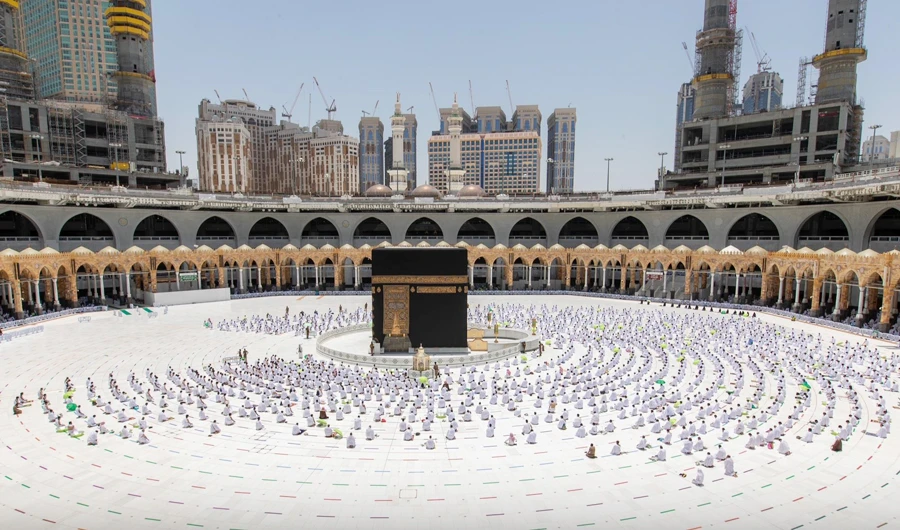 Worshippers attended the Grand Mosque in Makkah and the Prophet’s Mosque in Madinah to perform the last Friday prayers of Ramadan. (SPA)
