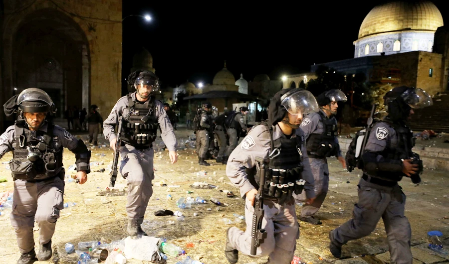 Israeli police run during clashes with Palestinians at the compound that houses Al-Aqsa Mosque amid tension over the possible eviction of several Palestinian families from homes in Jerusalem's Old City, May 7, 2021. (REUTERS)
