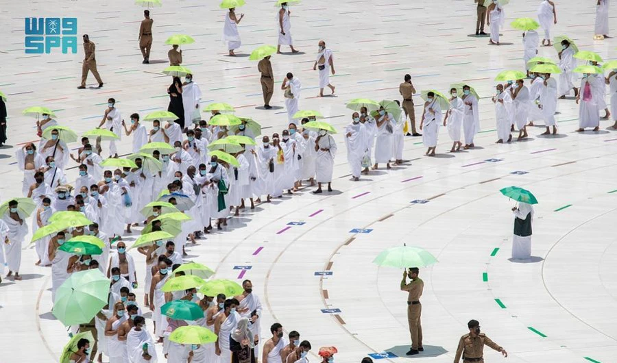 Saudi Islamic Ministry distributes 14,650 umbrellas