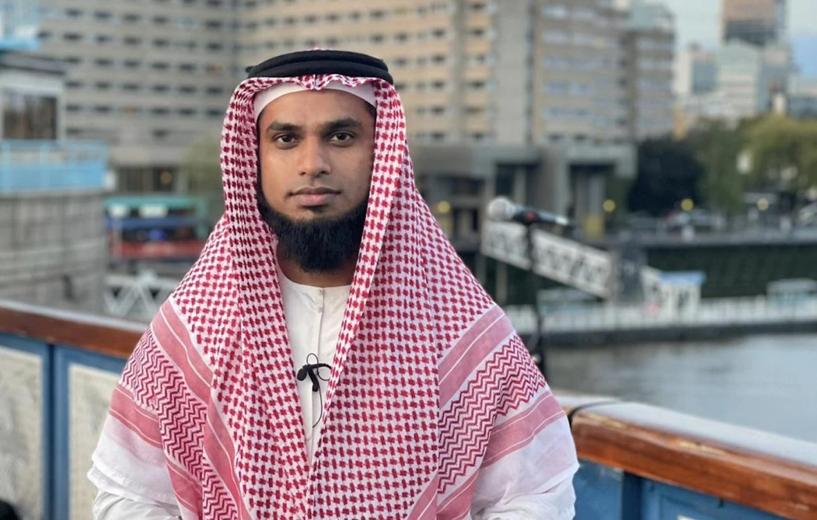 British-Muslim entrepreneur brings Ramadan to a close performing adhan over London’s Tower Bridge
