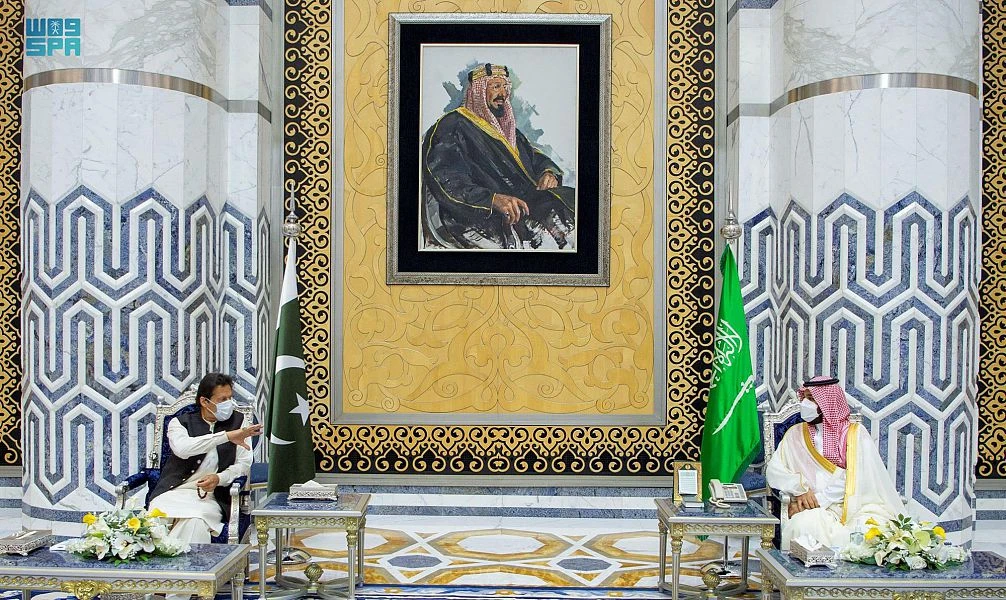 Saudi Arabia’s Crown Prince Mohammed bin Salman meets Pakistani Prime Minister Imran Khan in Jeddah. (SPA)