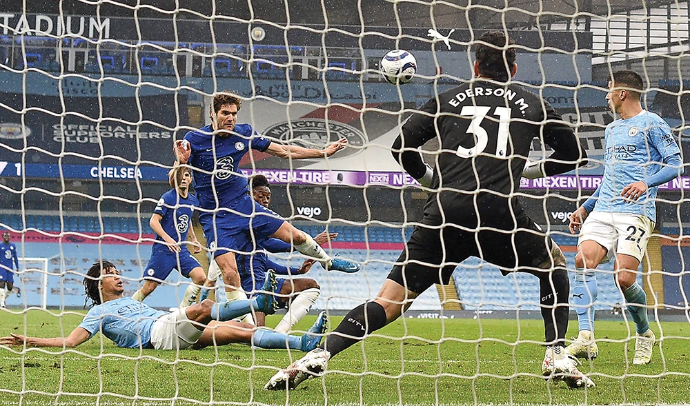 Chelsea’s Spanish defender Marcos Alonso shoots to score their late winner during Saturday’s Premier League football match in northwest England. (AFP)