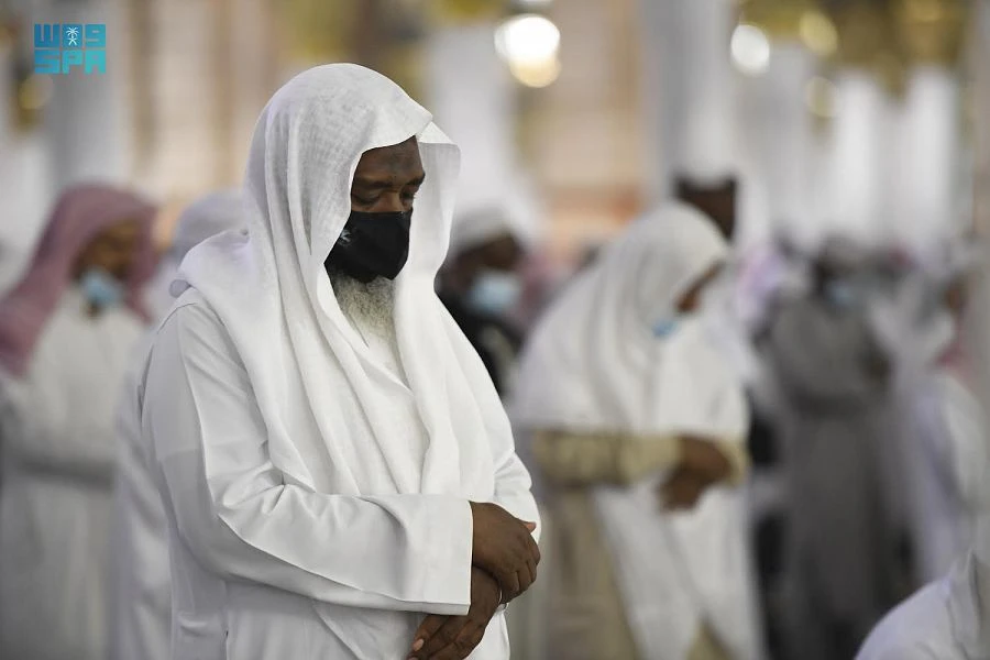 Worshipers perform Qiyaam prayer on 27th night of Ramadan at Prophet’s Mosque in Saudi Arabia