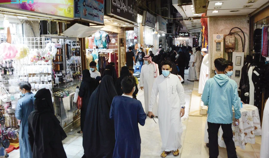 The authorities closed one of the most prominent markets in Makkah, which is the Al-Otaiba market, for noncompliance with the precautionary measures. (SPA)