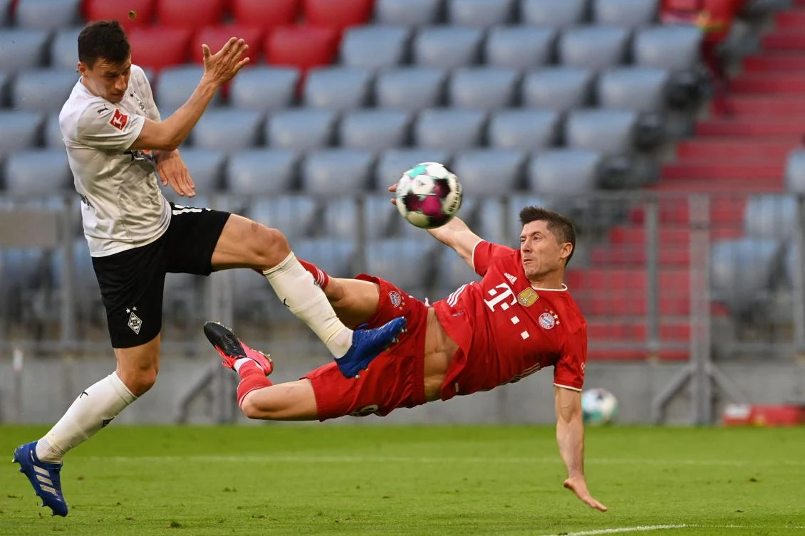 Gerd Mueller would be happy if Lewandowski equals goal record, says wife