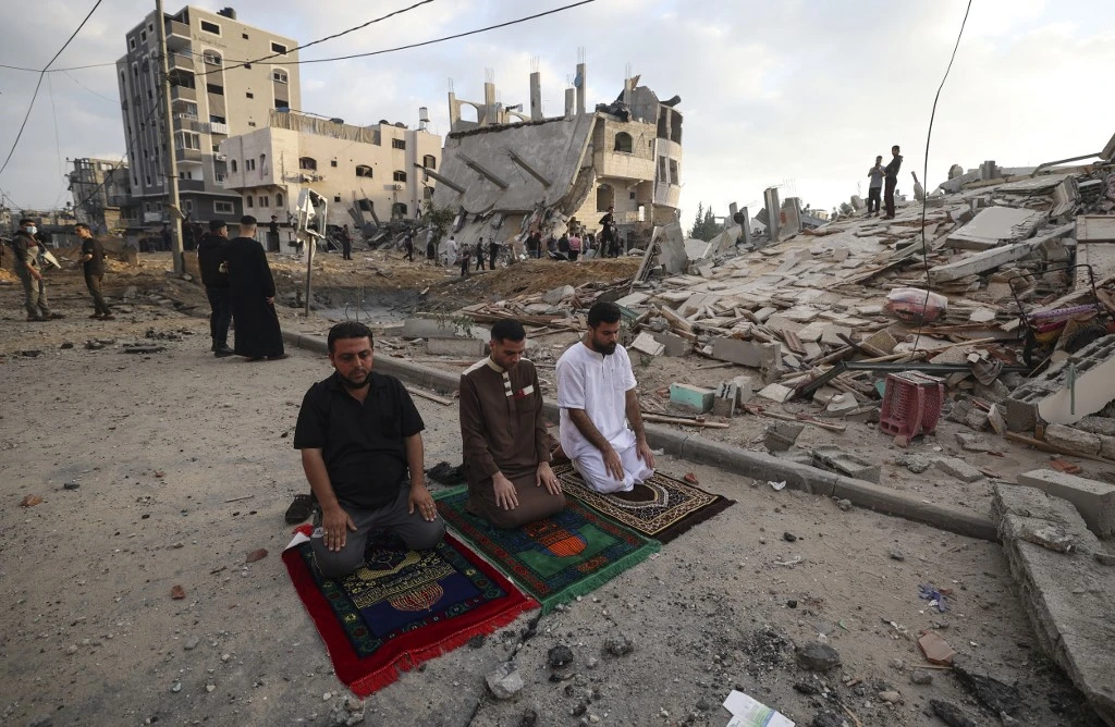 Muslims around the world welcome Eid Al-Fitr with prayer