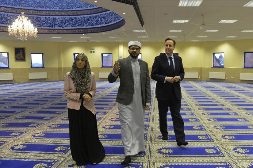 Britain’s then-PM David Cameron, right, with Imam Qari Asim and Shabana Muneer in the Makkah Masjid Mosque, Leeds, England, January 18, 2016. (Reuters)