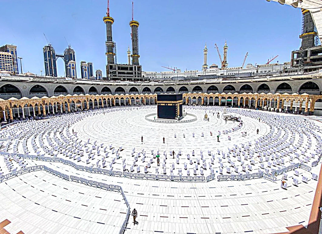 Muslims observe social distancing as they worsho=ip at the Kaaba at the Grand Mosque in Makkah on May 14, 2021. (SPA)
