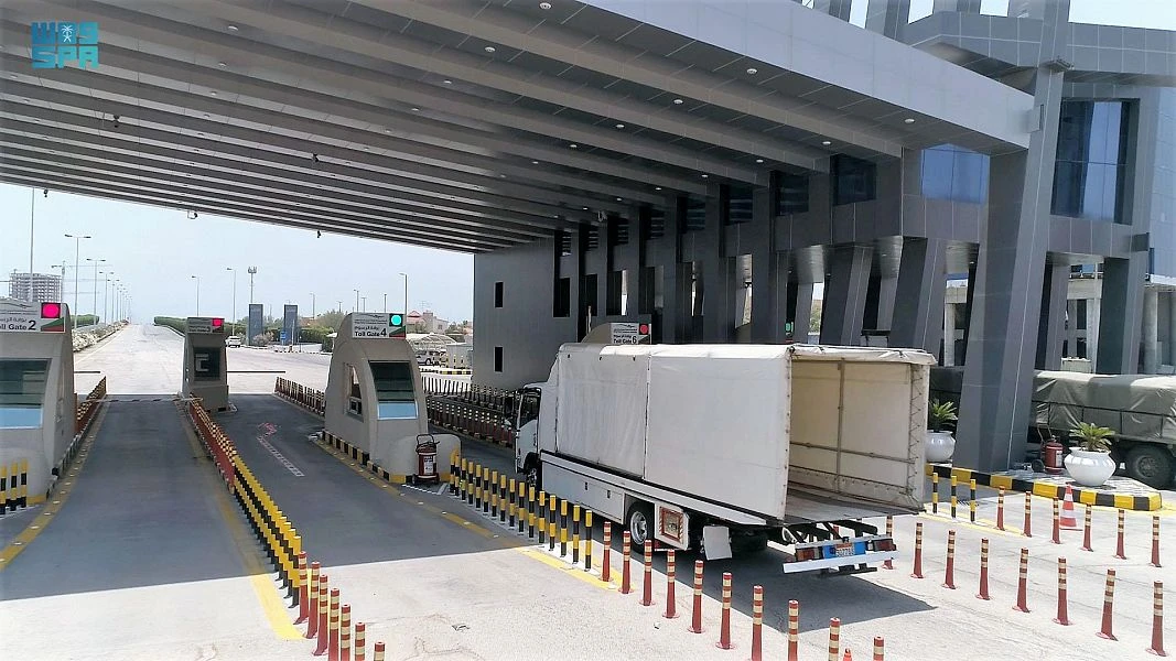 For travelers heading from Bahrain to Saudi Arabia, they will be required to carry any of the health applications approved in the GCC countries, which confirm whether they are vaccinated or have recovered from the virus. (SPA)
