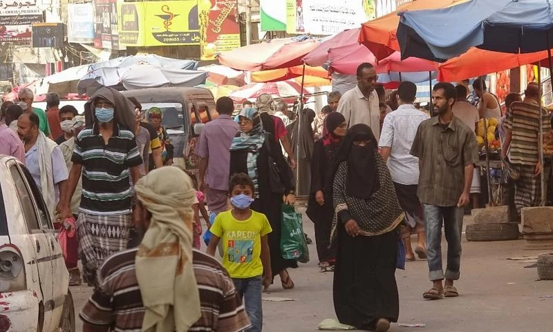 Yemenis shop at a street market in the Crater district of Yemen's southern coastal city of Aden on May 17, 2020, (AFP)