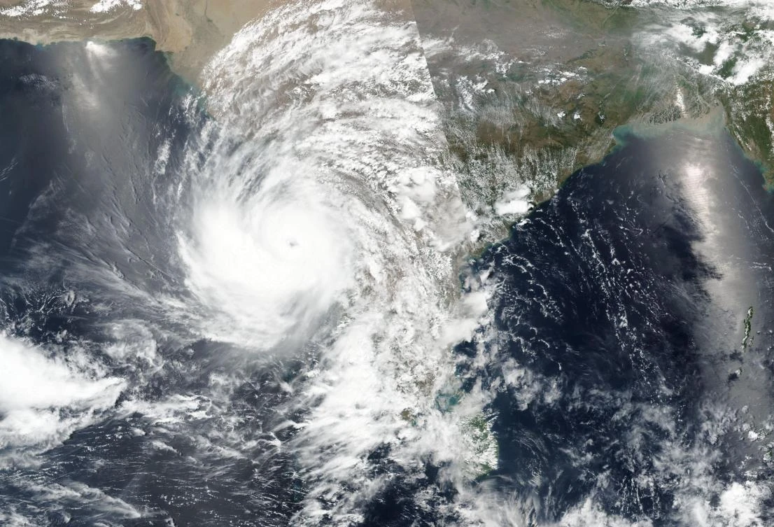 127 missing after vessel sinks in India cyclone: navy