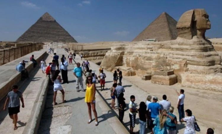 Egypt is prioritizing the vaccination of tourism workers as it encourages holidaymakers to return to the country. (AN)