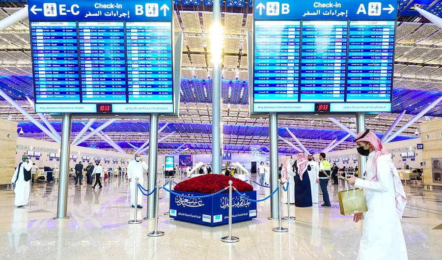 Entrance and departure from the Kingdom’s land, sea and air ports was resumed on Monday for vaccinated Saudis. (AN photo by Huda Bashatah)