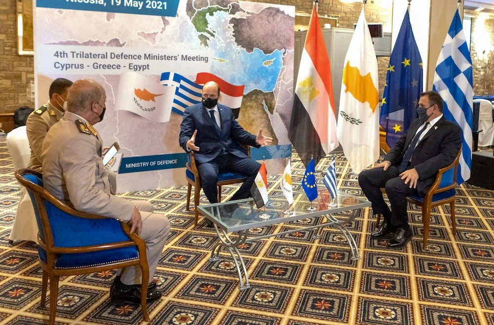 Cypriot Defense Minister Charalambos Petrides, center, during a meeting with his Egyptian counterpart General Mohamed Zaki, left, and Greek DM Nikos Panagiotopoulos, Nicosia, May 19, 2021. (AFP)