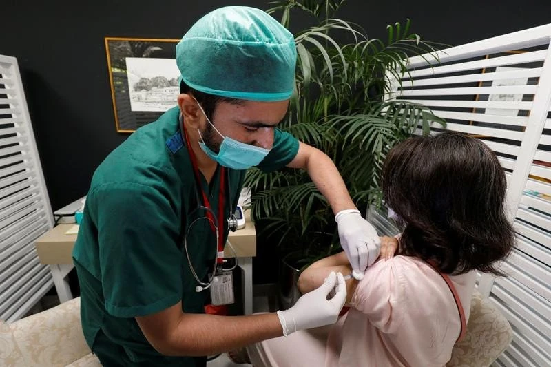 NCOC allows walk-in vaccination for Pakistanis studying, working abroad