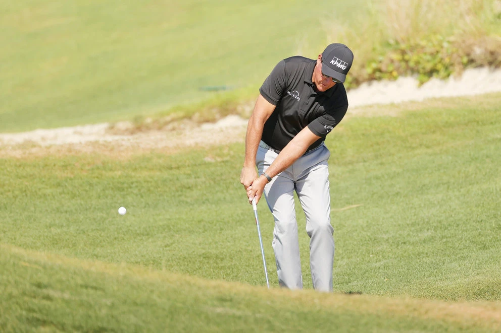 Mickelson mounts late-round rally to grab PGA lead