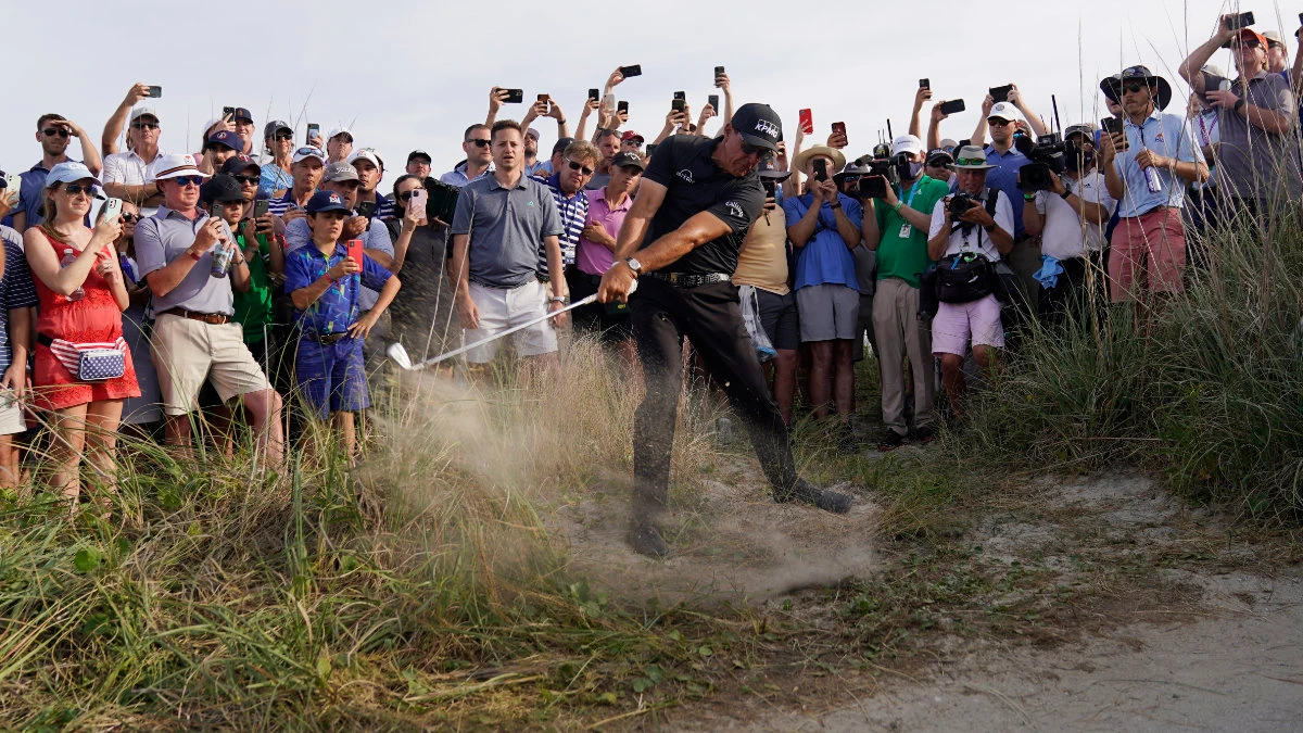 Mickelson seizes command at PGA in pursuit of historic win