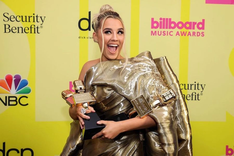 US singer Gabby Barrett steals show at Billboard Music Awards in Arab look
