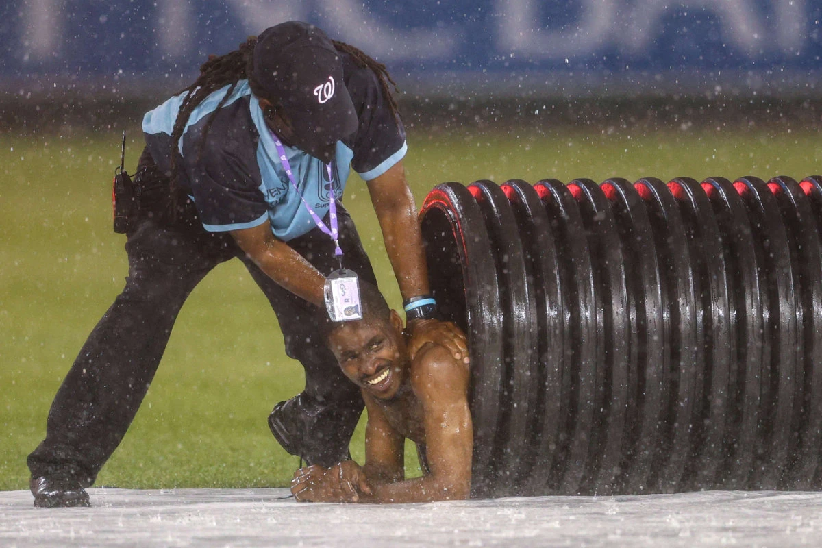 Crazy fan enlivens rain delay at Nationals Park