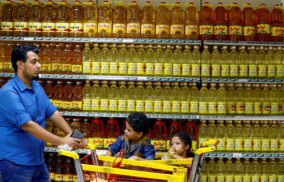 Shoppers are seen in an aisle with subsidised vegetable oils at a government outlet in Cairo, Egypt, Aug. 29, 2017. (File/Reuters)