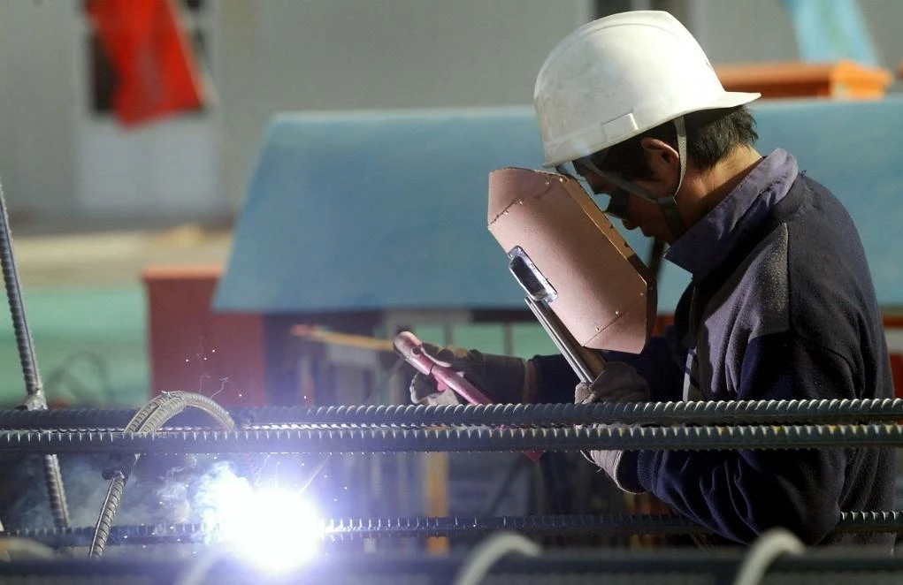 The Saudi Arabian Ministry of Commerce has granted six steel export licenses and six cement export licenses so far this year. (File/SPA)