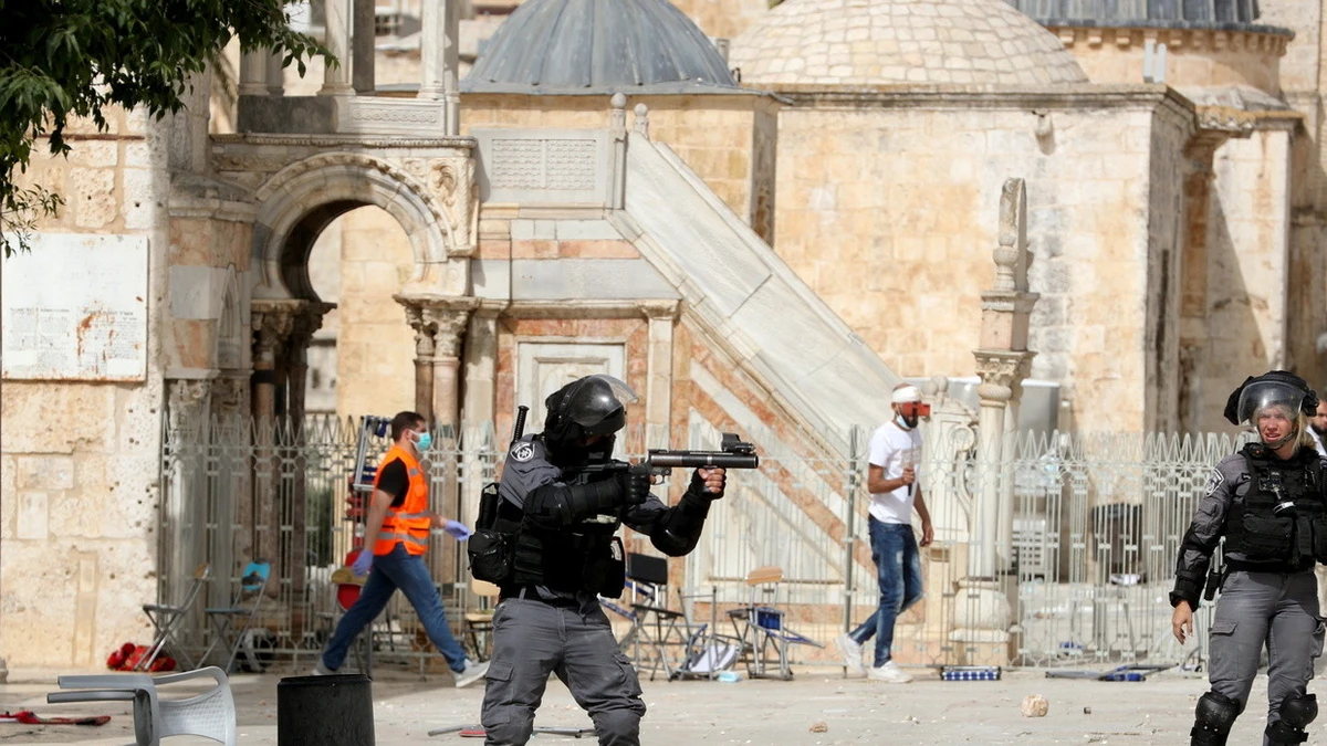 Israeli police clash with Palestinian protesters at Al-Aqsa Mosque, Jerusalem’s Old City, May 10, 2021. (Reuters)