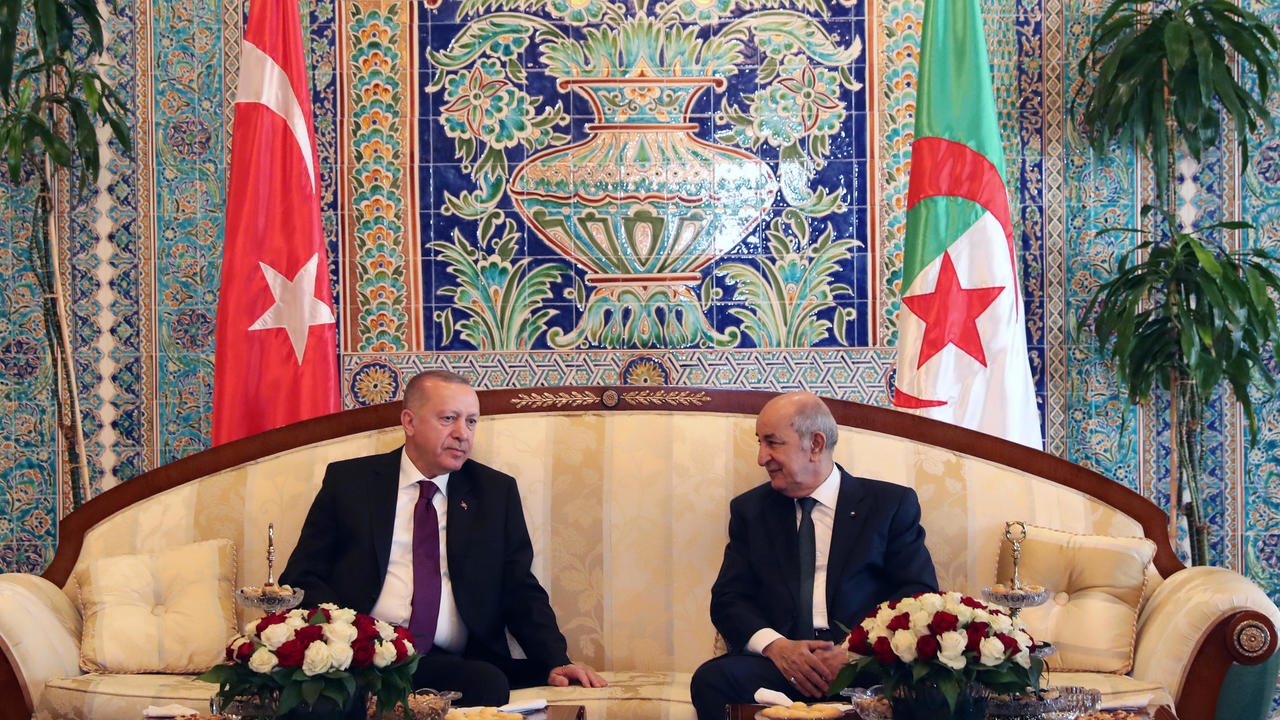 Algerian President Abdelmadjid Tebboune, right, and Turkish President Recep Tayyip Erdogan, Algiers, Algeria, January 26, 2020. (AFP)