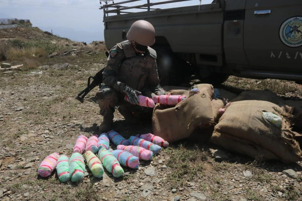 Saudi Border Guards thwart attempts to smuggle 308.6 kilograms of hashish and 23.7 tons of khat into the Kingdom. (SPA)