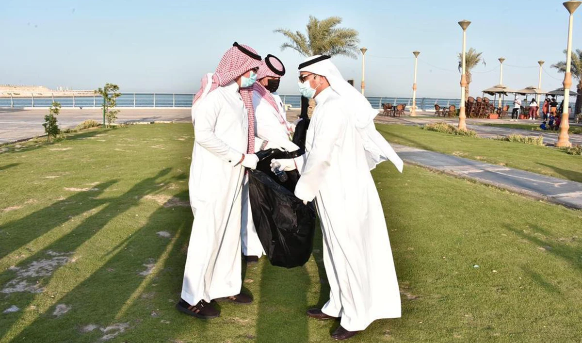 Employees of the company gathered on location to collect land waste.