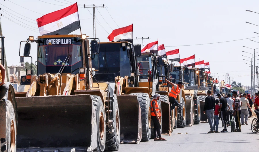 Gaza receives engineering equipment from Egypt to rebuild strip