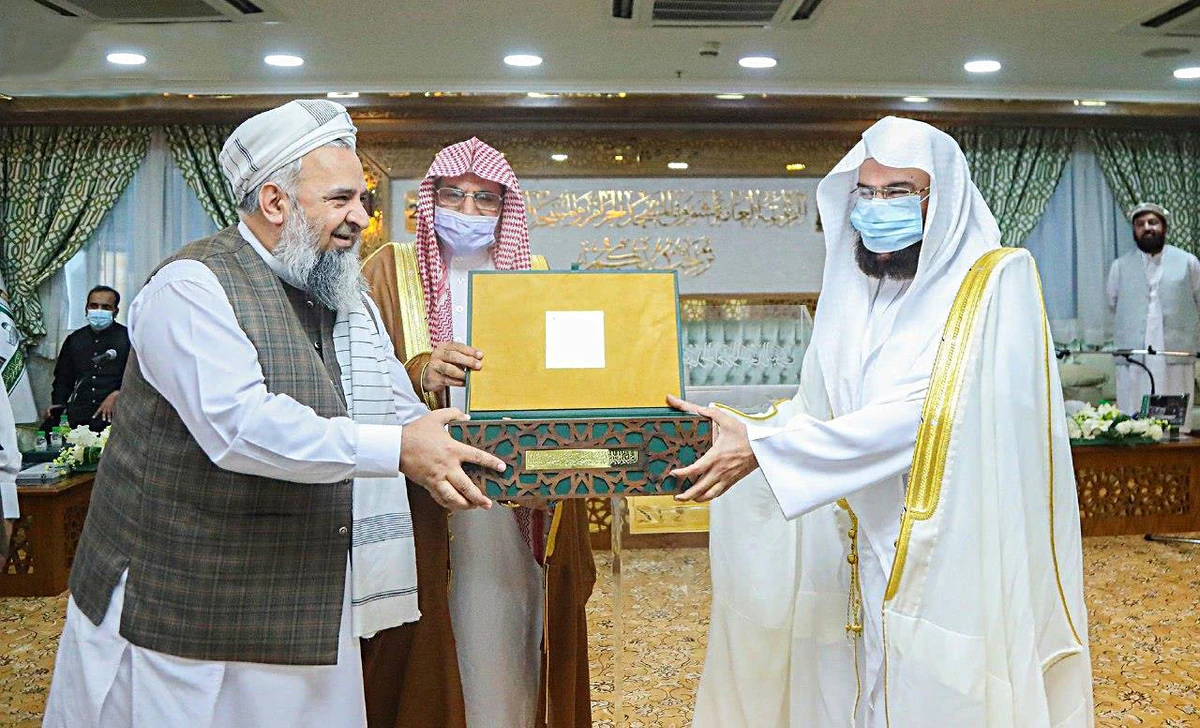 Sheikh Mohammed Qasim Halimi (left), Afghanistan’s minister of Hajj, endowments and guidance, receives a memento from Sheikh Dr. Abdulrahman Al-Sudais. (SPA)