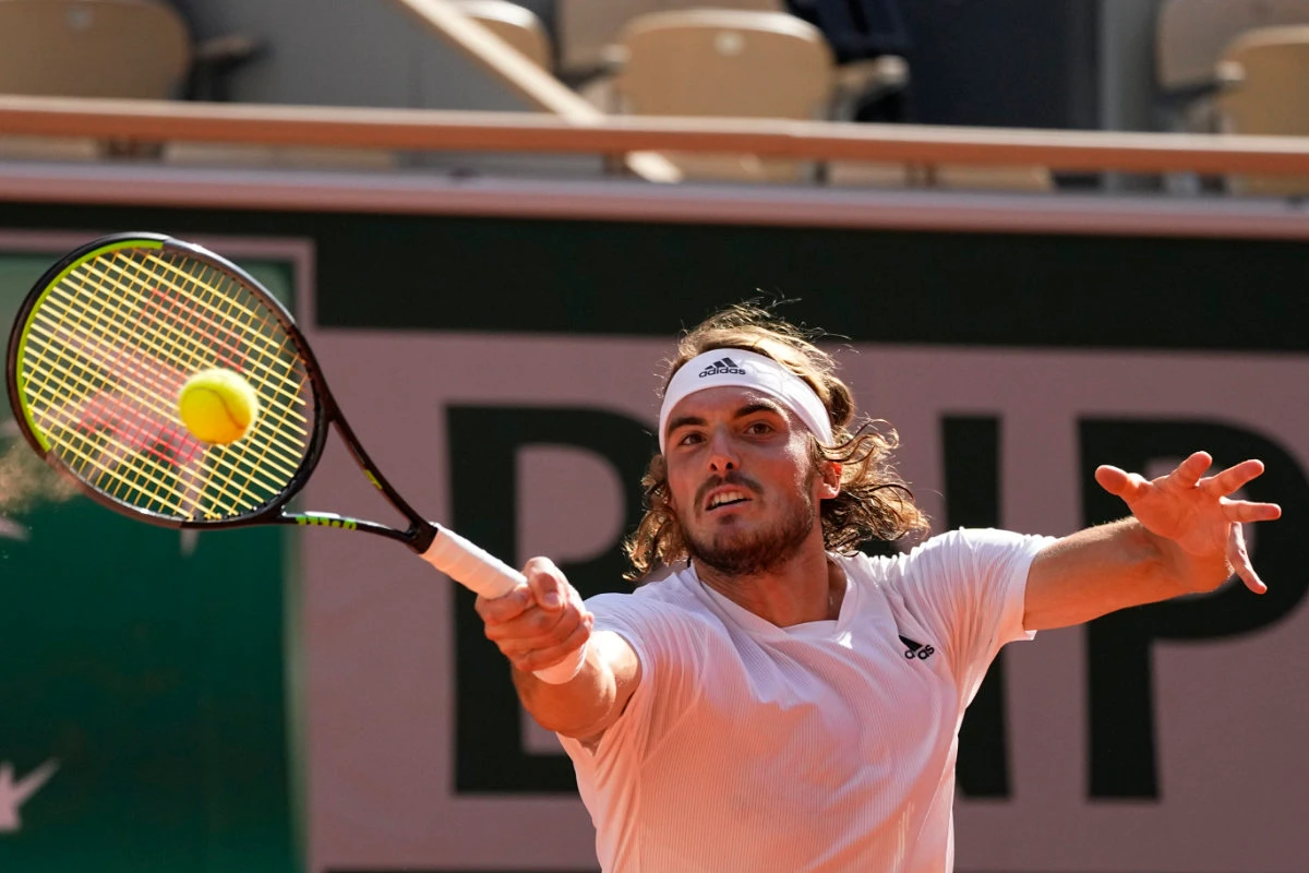 Stefanos Tsitsipas o slams a forehand to Alexander Zverev during their semifinal match of the French Open tennis tournament on June 11, 2021 in Paris. (AP Photo/Michel Euler)